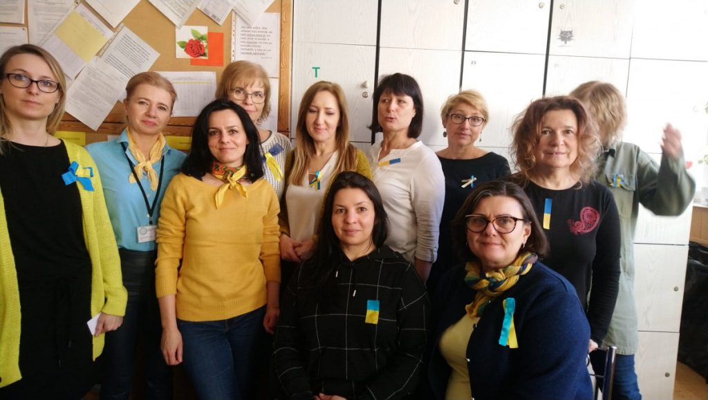 Zdjęcie przedstawia nauczycieli ZSG solidarni z Ukrainą