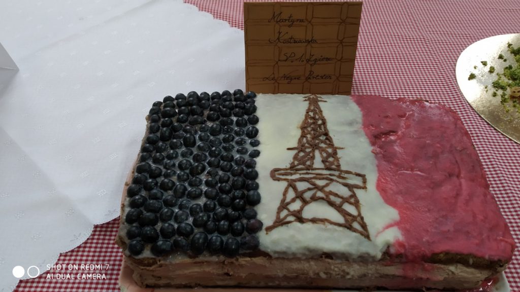 Zdjęcie przedstawia Ciasto czekoladowe w formie flagi francuskiej