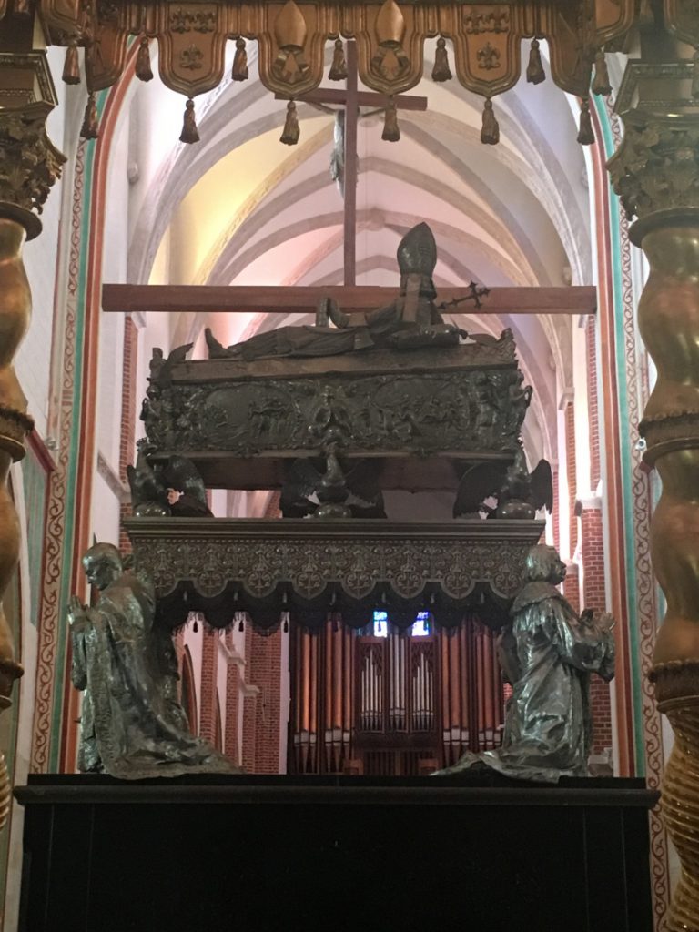 zdjęcie - Srebrna trumna z relikwiami Św. Wojciecha