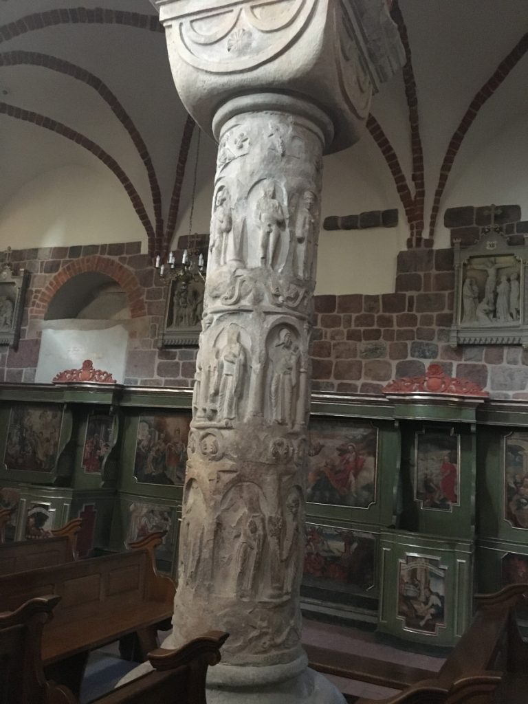 zdjęcie - Romańska kolumna z klasztoru w Strzelnie