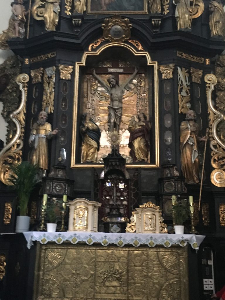 zdjęcie - Barokowy ołtarz w Strzelnie z ponad 300 relikwiami świętych