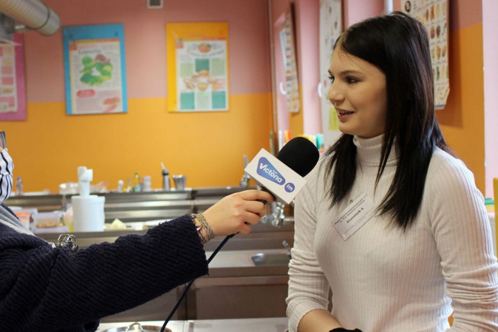 Uczennica udziela wywiadu lokalnej stacji radiowej_