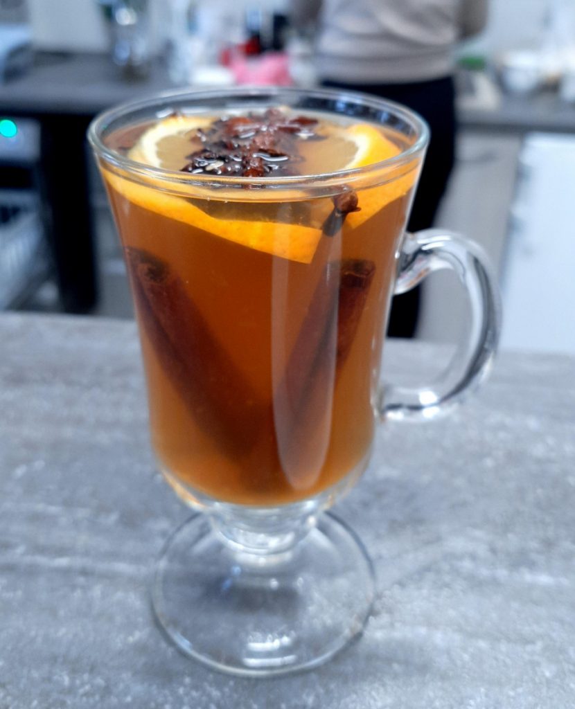 Zdjęcie - herbata czarna z laską cynamonu i anyżem