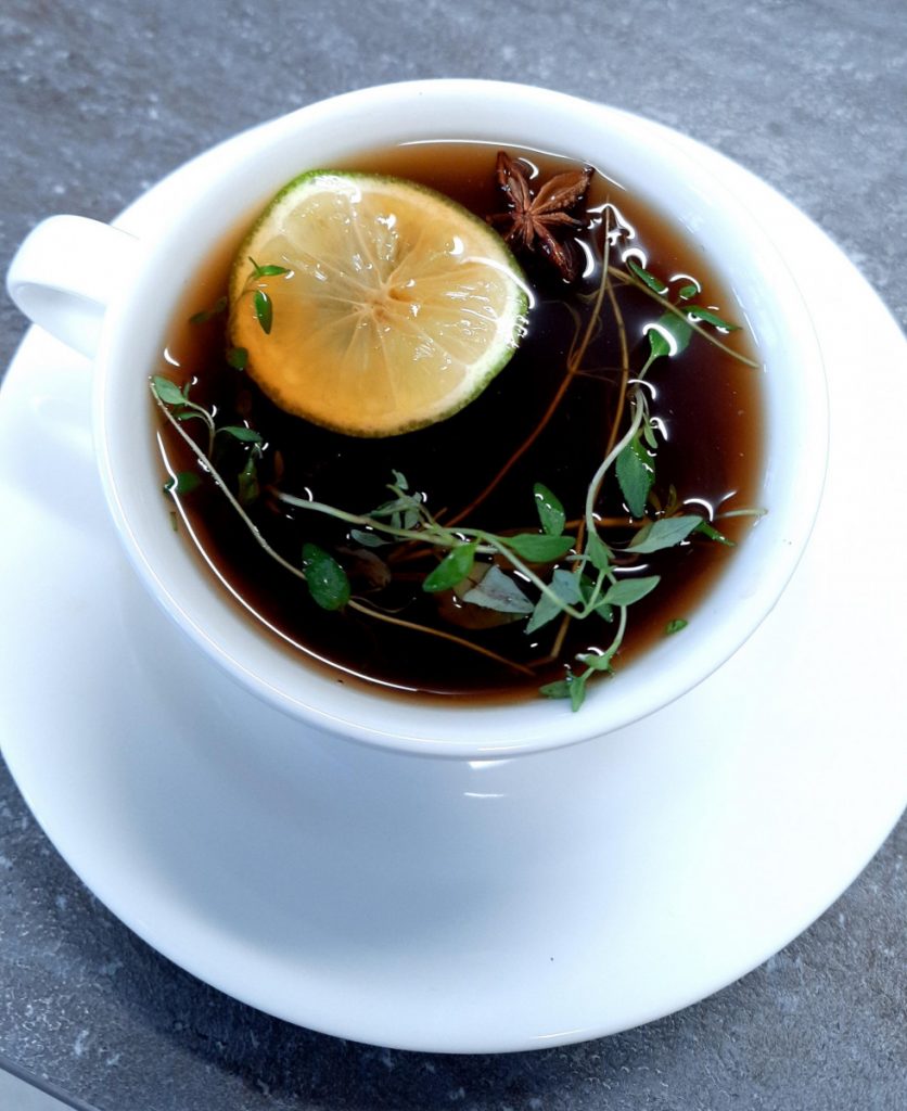 Zdjęcie - herbata czarna z ziołami i limonką