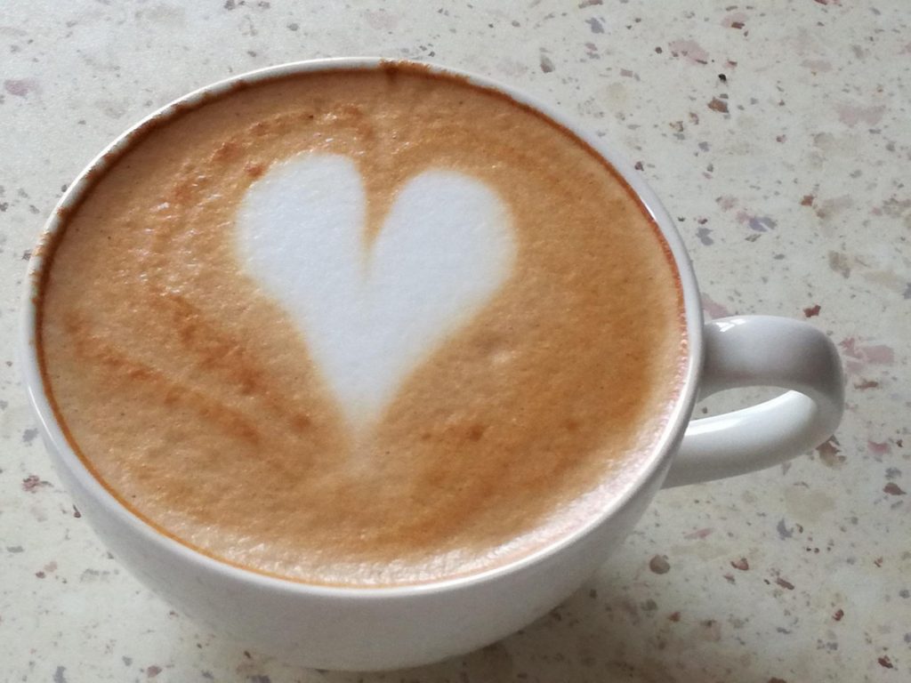 Zdjęcie - kawa w filiżance ze wzorem serca