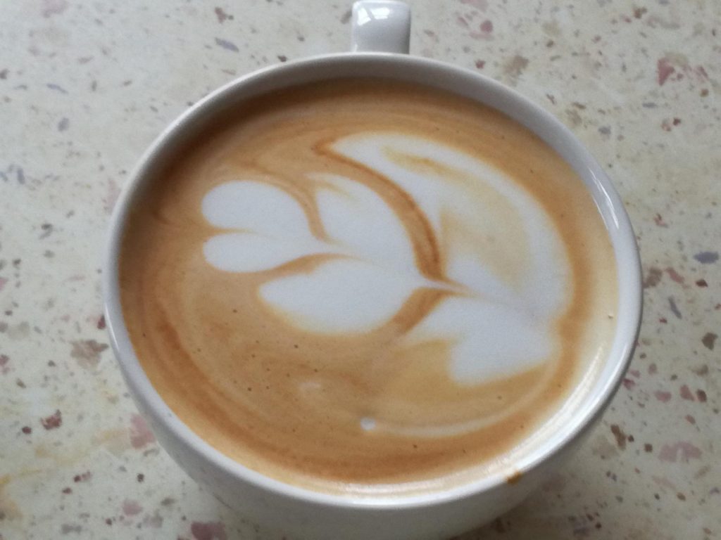 Zdjęcie - kawa w filiżance ze wzorem tulipana