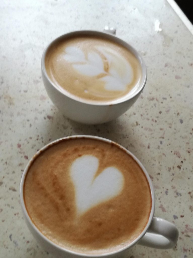 Zdjęcie - kawa w filiżance ze wzorem tulipana i serca