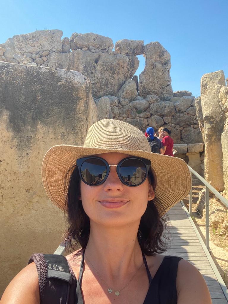 Anna Zmysłowska na tle ruin Świątyni na Malcie