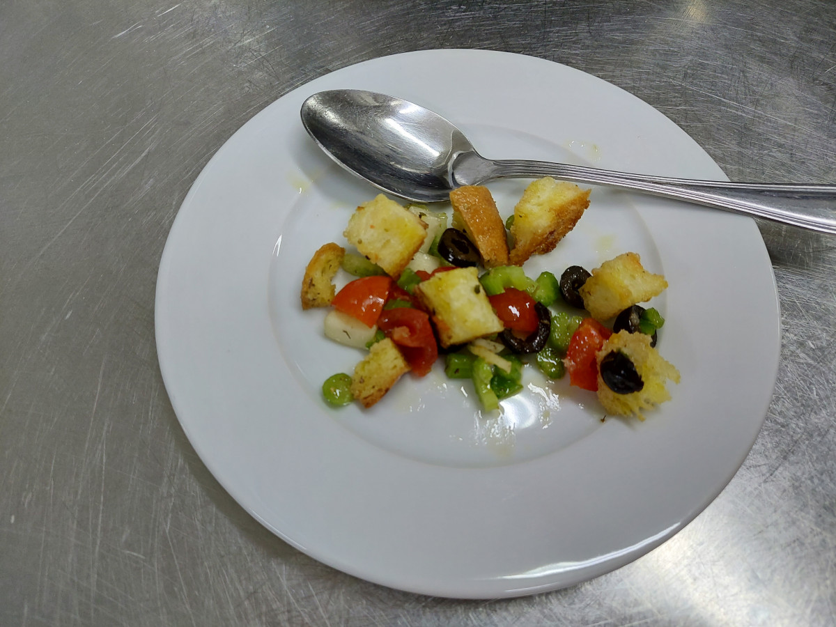 Aqua sale Pugliese sałatka z warzyw z grzankami podana na talerzu