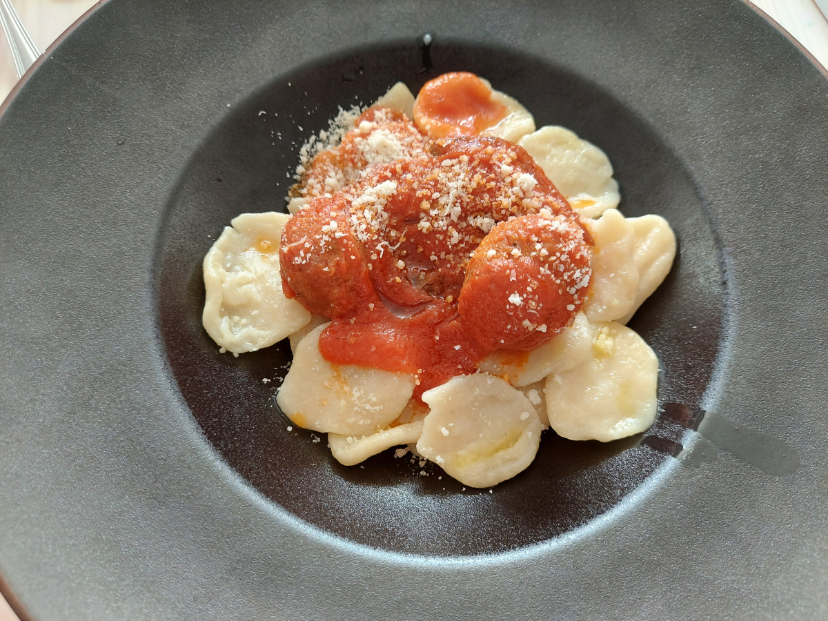 Orecchiette pasta con sugo e braciole (pasta z sosem pomidorowym i roladkami wołowymi)