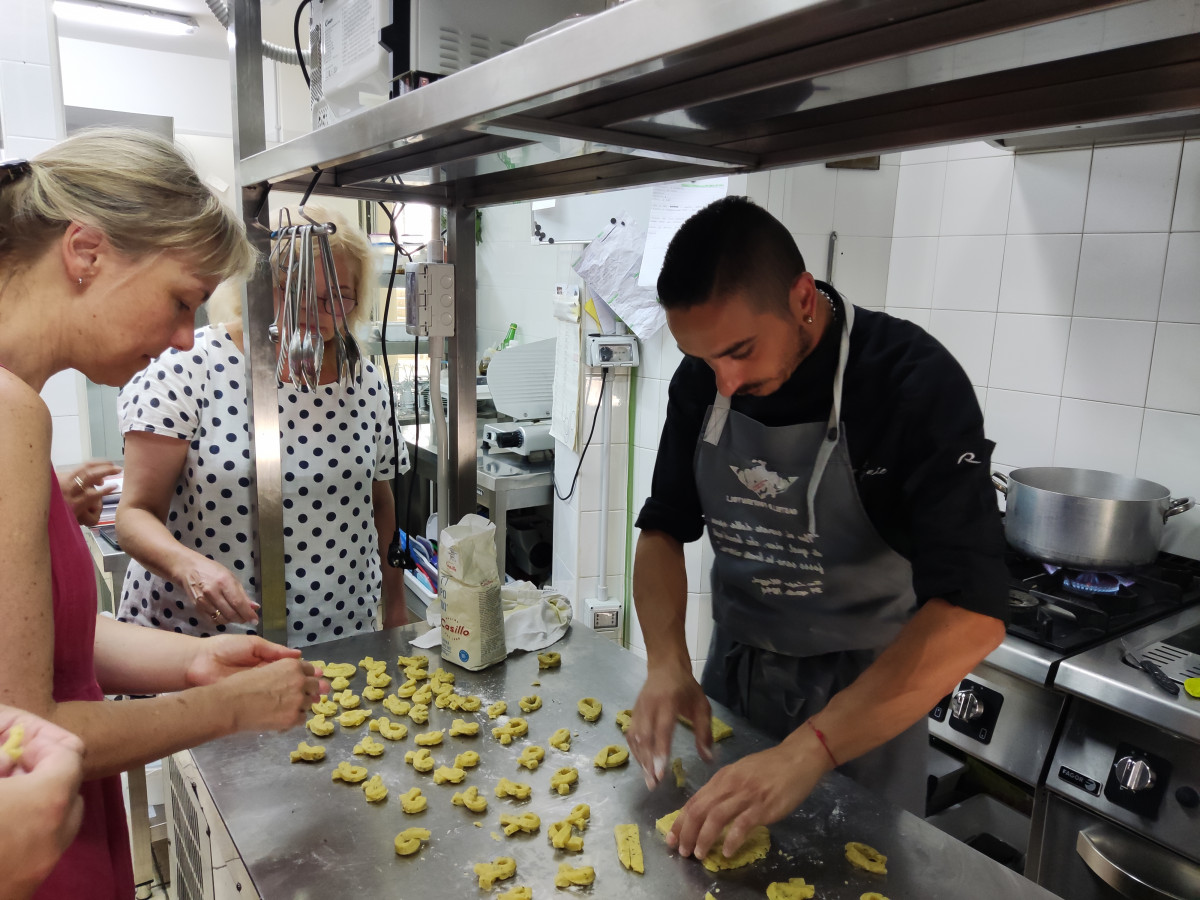 Przygotowanie tradycyjnych, włoskich ciasteczek kruchych z regionu Apulia pod kierunkiem szefa kuchni