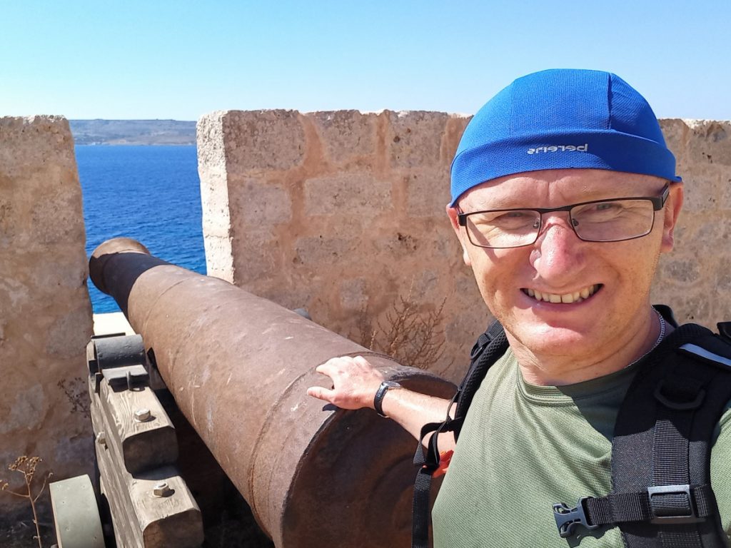 Robert Sadowski przy armacie w Fortecy św. Marii na wyspie Comino