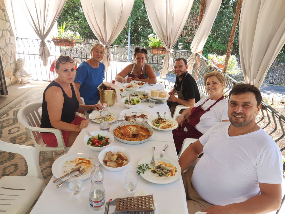 Wspólny lunch na koniec pracy uczestników kursu z właścicielami restauracji Villa Beco w Martina Franca