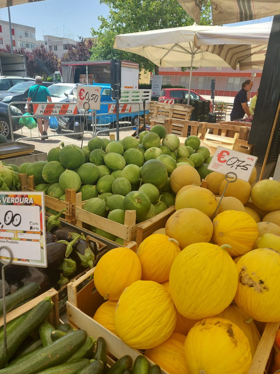 Zakupy warzyw i owoców na lokalnym targu