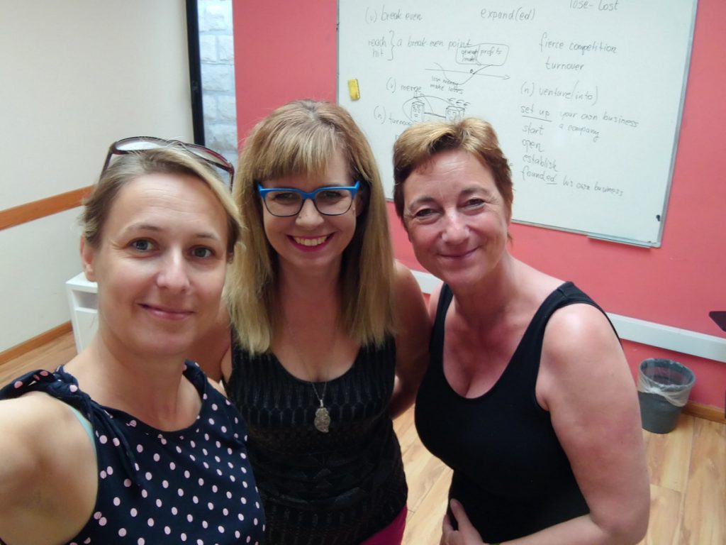 Zofia Wrześniewska z dwoma uczestniczkami kursu w sali lekcyjnej