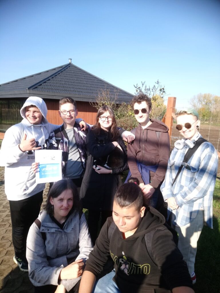 Zdjęcie przedstawia uczniów klas 1 ka BS oraz IA TG zwiedzających ogród zoologiczny w Borysewie.  