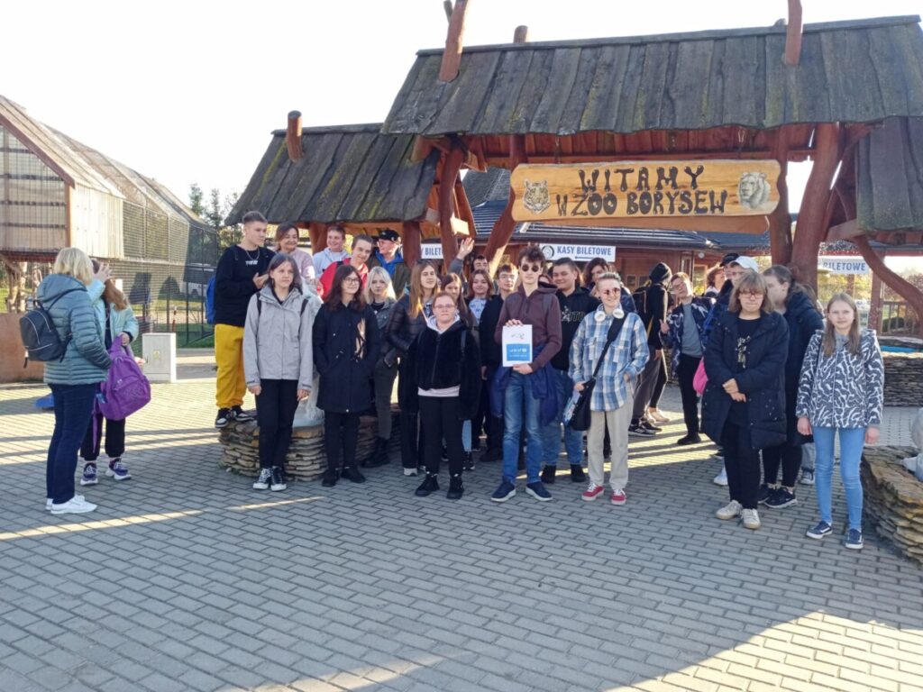 Zdjęcie przedstawia uczniów klas 1 ka BS oraz IA TG zwiedzających ogród zoologiczny w Borysewie.  
