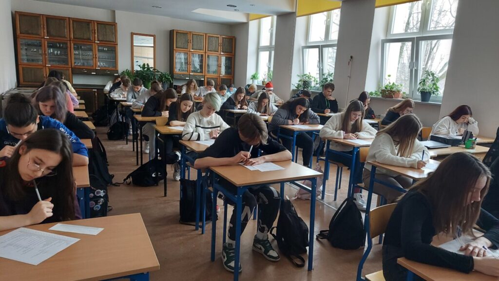 zdjęcie - I etap konkursu - uczniowie podczas psania test