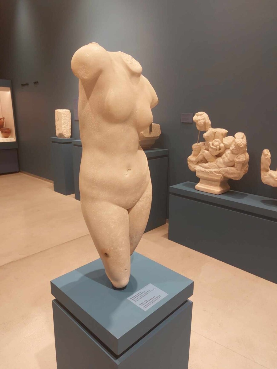 Marble statue of Aphrodite Anadyomene, Muzeum Archeologiczne, Pafos