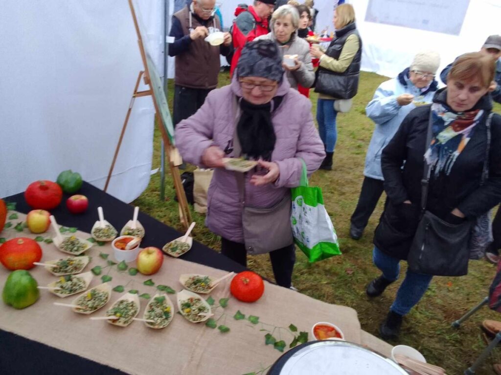 Stoisko Gastronomika na Ryneczku Marszałkowskim – Piknik warzywa i owoce na talerzu